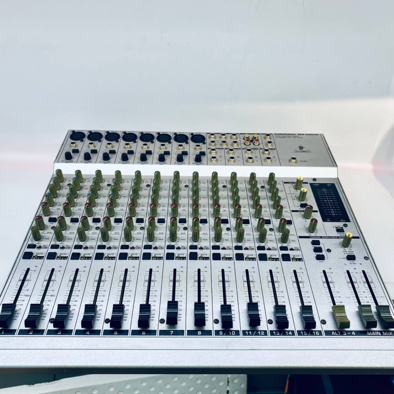 Микшерный пульт Behringer MX2004a