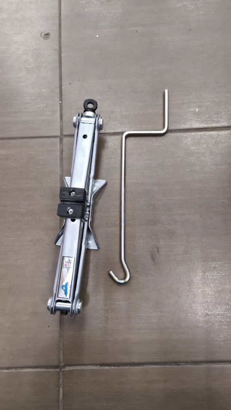 Авто аксессуар Домкрат Titan 1,5 ТОН