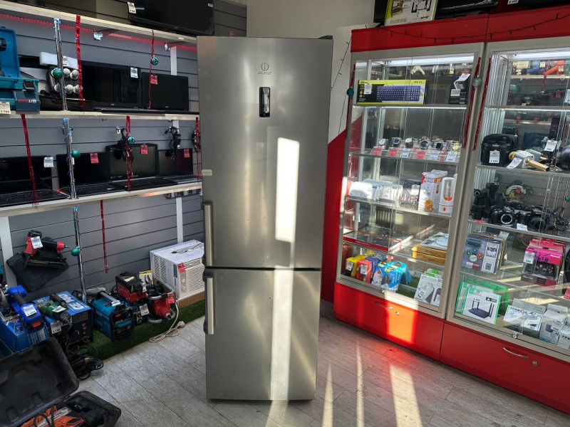 Холодильник Indesit DF 6180 W