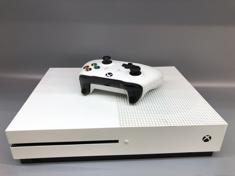 Игровая приставка ONE S 1 TB Xbox ---