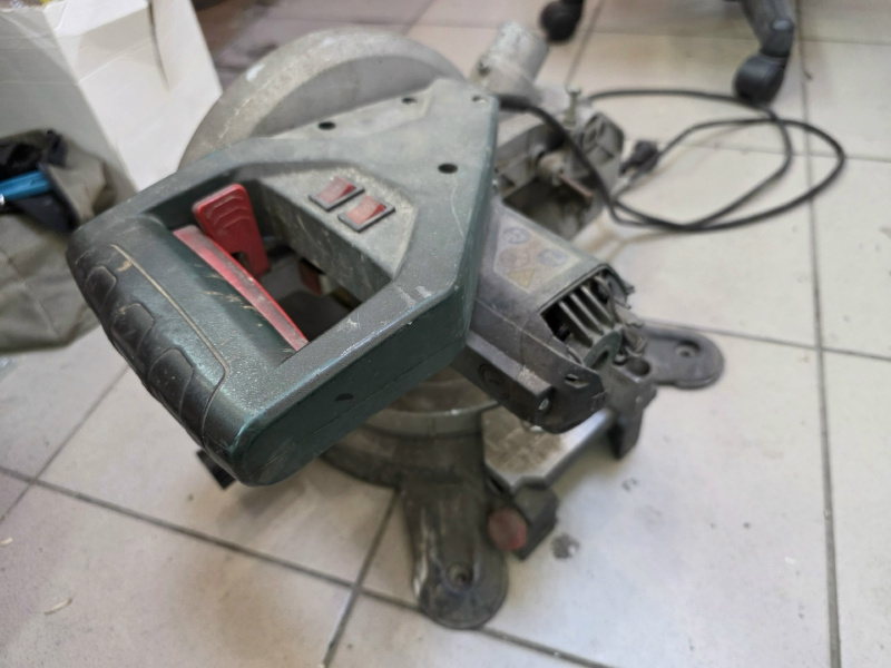 Торцовочная пила Metabo KS216M
