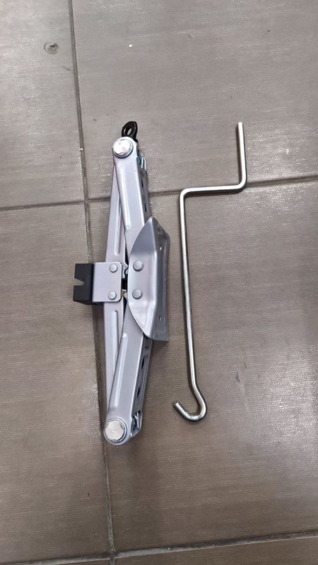 Авто аксессуар Домкрат Titan 1,5 ТОН