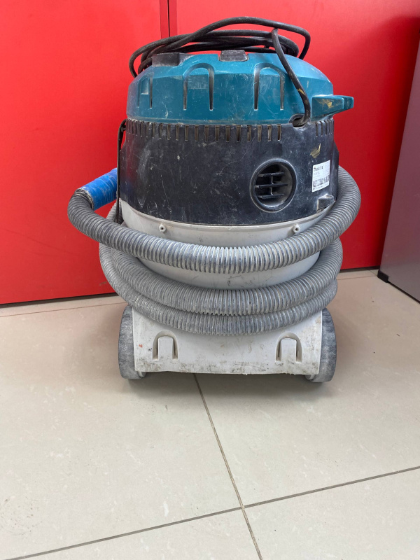 Промышленный пылесос Makita MC2512L