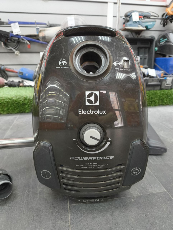 Пылесос Electrolux 2220