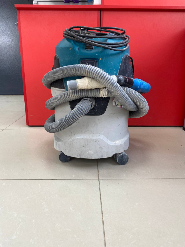 Промышленный пылесос Makita MC2512L