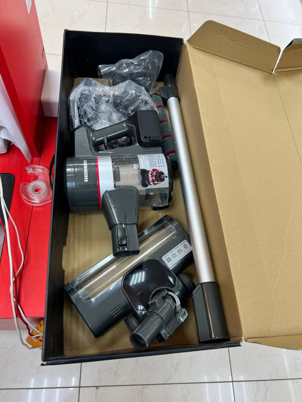 Пылесос Redmond RV-UR362