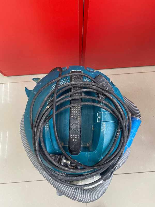 Промышленный пылесос Makita MC2512L